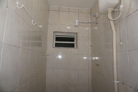 Banheiro de casa para alugar com 1 quarto, 35m² em Conjunto Habitacional Pirajussara, Embu das Artes