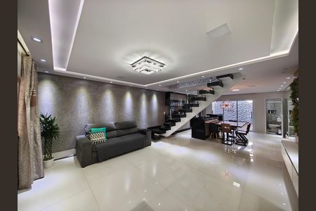 Casa à venda com 138m², 3 quartos e 2 vagas Casa à venda com 138m², 3 quartos e 2 vagasSala