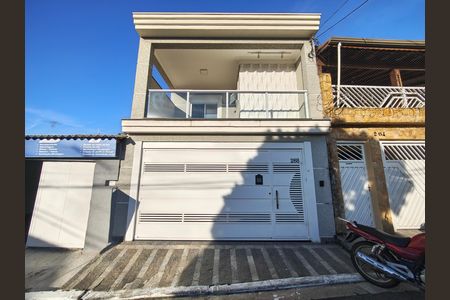 Casa à venda com 138m², 3 quartos e 2 vagas Casa à venda com 138m², 3 quartos e 2 vagasFachada