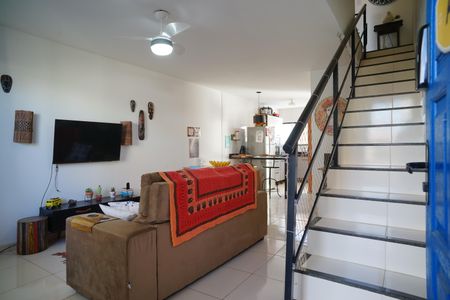 Sala de casa para alugar com 2 quartos, 70m² em Jardim Atlântico Central, Maricá