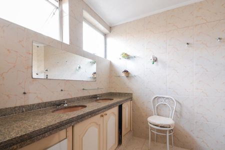 Casa à venda com 275m², 4 quartos e 2 vagas