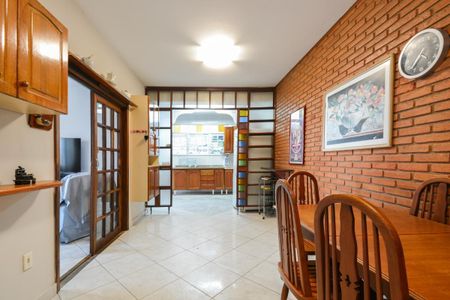 Casa à venda com 275m², 4 quartos e 2 vagas