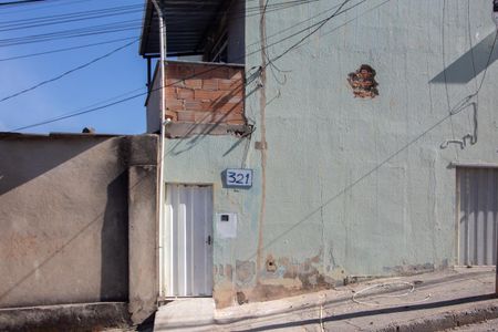 Casa à venda com 200m², 2 quartos e sem vaga Casa à venda com 200m², 2 quartos e sem vagaFachada
