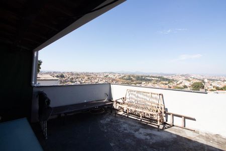 Casa à venda com 200m², 2 quartos e sem vaga Casa à venda com 200m², 2 quartos e sem vagaTerraço