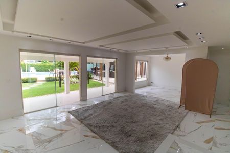 Sala de casa à venda com 5 quartos, 1000m² em Camboinhas, Niterói