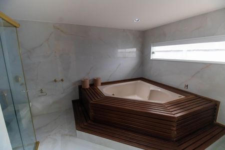 Casa à venda com 1000m², 5 quartos e 3 vagas Casa à venda com 1000m², 5 quartos e 3 vagasBanheiro da Suíte 1