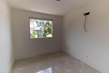 Casa à venda com 1000m², 5 quartos e 3 vagas Casa à venda com 1000m², 5 quartos e 3 vagasQuarto 2