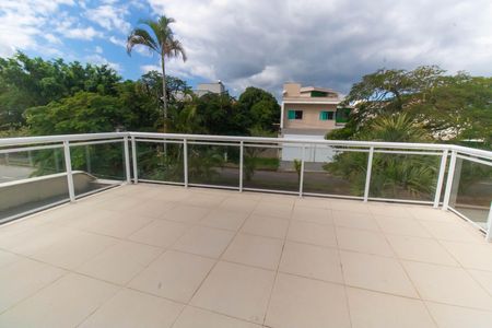 Casa à venda com 1000m², 5 quartos e 3 vagas Casa à venda com 1000m², 5 quartos e 3 vagasVaranda da Suíte 1