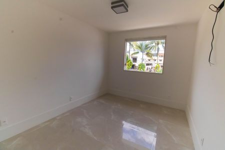 Casa à venda com 1000m², 5 quartos e 3 vagas Casa à venda com 1000m², 5 quartos e 3 vagasQuarto 2