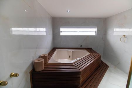 Casa à venda com 1000m², 5 quartos e 3 vagas Casa à venda com 1000m², 5 quartos e 3 vagasBanheiro da Suíte 1