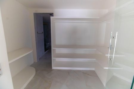Casa à venda com 1000m², 5 quartos e 3 vagas Casa à venda com 1000m², 5 quartos e 3 vagasCloset da suíte 1