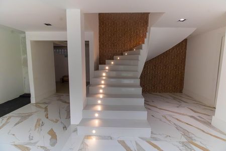 Casa à venda com 1000m², 5 quartos e 3 vagas Casa à venda com 1000m², 5 quartos e 3 vagasEscada