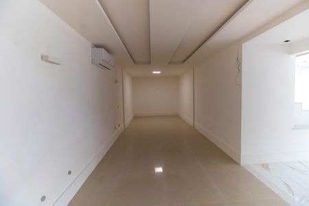 Casa à venda com 1000m², 5 quartos e 3 vagas Casa à venda com 1000m², 5 quartos e 3 vagasSala