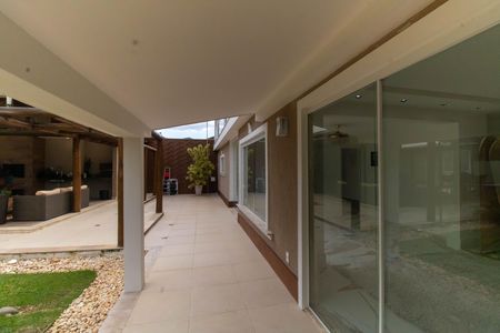 Casa à venda com 1000m², 5 quartos e 3 vagas Casa à venda com 1000m², 5 quartos e 3 vagasVaranda da Sala