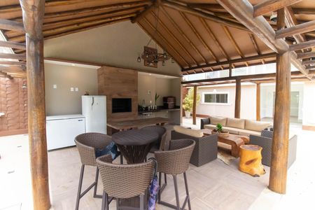 Casa à venda com 1000m², 5 quartos e 3 vagas Casa à venda com 1000m², 5 quartos e 3 vagasÁrea externa