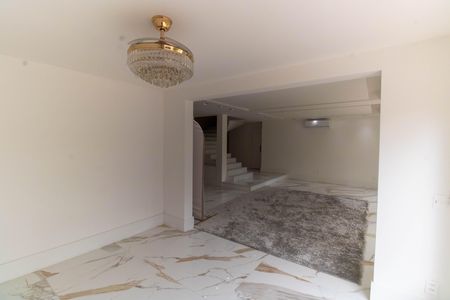 Casa à venda com 1000m², 5 quartos e 3 vagas Casa à venda com 1000m², 5 quartos e 3 vagasSala