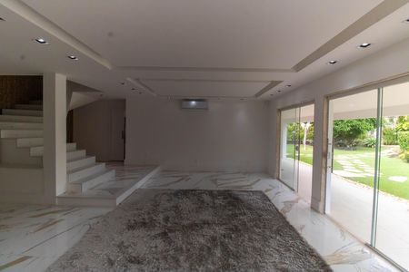 Casa à venda com 1000m², 5 quartos e 3 vagas Casa à venda com 1000m², 5 quartos e 3 vagasSala