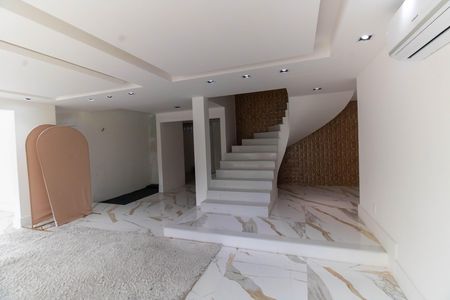 Casa à venda com 1000m², 5 quartos e 3 vagas Casa à venda com 1000m², 5 quartos e 3 vagasSala