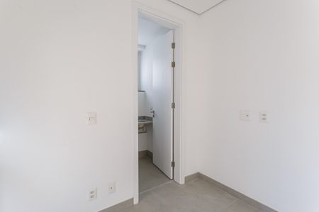 Apartamento à venda com 335m², 4 quartos e 4 vagas Apartamento à venda com 335m², 4 quartos e 4 vagasQuarto de Serviço