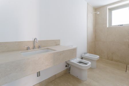 Apartamento à venda com 335m², 4 quartos e 4 vagas Apartamento à venda com 335m², 4 quartos e 4 vagasBanheiro da Suíte 4