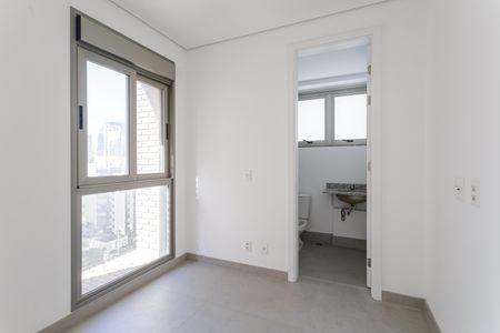 Apartamento à venda com 335m², 4 quartos e 4 vagas Apartamento à venda com 335m², 4 quartos e 4 vagasQuarto de Serviço