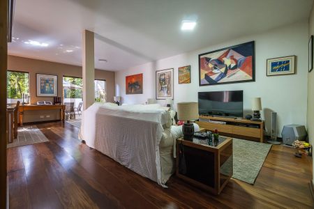Casa à venda com 300m², 4 quartos e 3 vagas Casa à venda com 300m², 4 quartos e 3 vagasSala