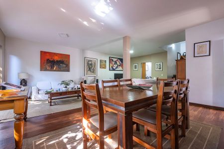 Casa à venda com 300m², 4 quartos e 3 vagas Casa à venda com 300m², 4 quartos e 3 vagasSala