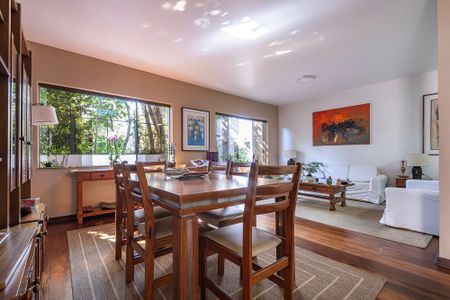 Casa à venda com 300m², 4 quartos e 3 vagas Casa à venda com 300m², 4 quartos e 3 vagasSala
