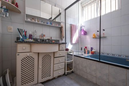 Casa à venda com 300m², 4 quartos e 3 vagas Casa à venda com 300m², 4 quartos e 3 vagasBanheiro