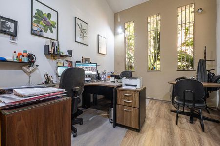 Casa à venda com 300m², 4 quartos e 3 vagas Casa à venda com 300m², 4 quartos e 3 vagasSala - Escritório