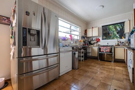 Casa à venda com 300m², 4 quartos e 3 vagas Casa à venda com 300m², 4 quartos e 3 vagasCozinha
