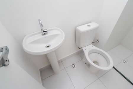 Banheiro de apartamento para alugar com 2 quartos, 32m² em Vila Carmosina, São Paulo