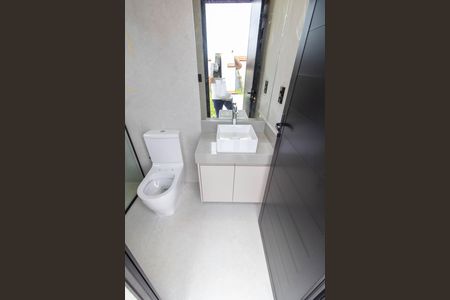 Casa de condomínio à venda com 350m², 4 quartos e 4 vagas Casa de condomínio à venda com 350m², 4 quartos e 4 vagasBANHEIRO DA ÁREA EXTERNA FUNDOS