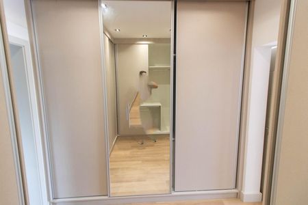 Casa de condomínio à venda com 350m², 4 quartos e 4 vagas Casa de condomínio à venda com 350m², 4 quartos e 4 vagasCLOSET DA SUITE MASTER
