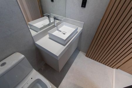 Casa de condomínio à venda com 350m², 4 quartos e 4 vagas Casa de condomínio à venda com 350m², 4 quartos e 4 vagasBANHEIRO DA SALA DE TV