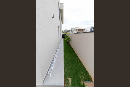 Casa de condomínio à venda com 350m², 4 quartos e 4 vagas Casa de condomínio à venda com 350m², 4 quartos e 4 vagasÁREA EXTERNA LATERAL