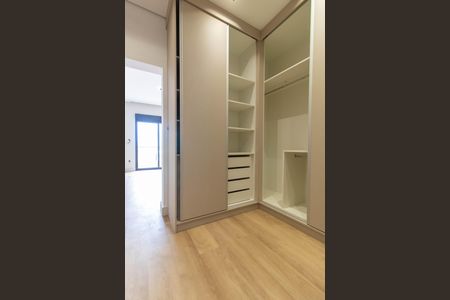 Casa de condomínio à venda com 350m², 4 quartos e 4 vagas Casa de condomínio à venda com 350m², 4 quartos e 4 vagasCLOSET DA SUITE MASTER