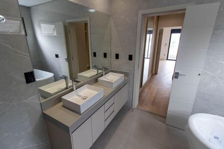 Casa de condomínio à venda com 350m², 4 quartos e 4 vagas Casa de condomínio à venda com 350m², 4 quartos e 4 vagasBANHEIRO DA SUITE MASTER
