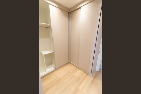 Casa de condomínio à venda com 350m², 4 quartos e 4 vagas Casa de condomínio à venda com 350m², 4 quartos e 4 vagasCLOSET DA SUITE MASTER