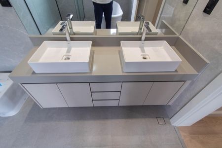 Casa de condomínio à venda com 350m², 4 quartos e 4 vagas Casa de condomínio à venda com 350m², 4 quartos e 4 vagasBANHEIRO DA SUITE MASTER