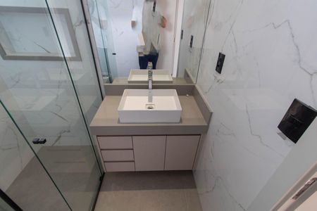 Casa de condomínio à venda com 350m², 4 quartos e 4 vagas Casa de condomínio à venda com 350m², 4 quartos e 4 vagasBANHEIRO DA SUITE 3