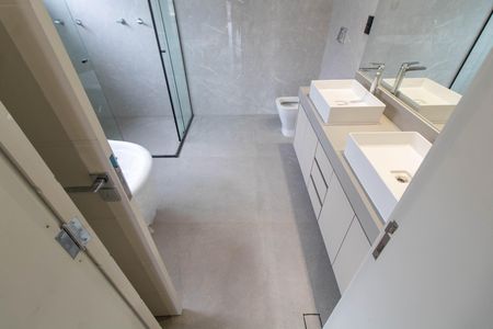 Casa de condomínio à venda com 350m², 4 quartos e 4 vagas Casa de condomínio à venda com 350m², 4 quartos e 4 vagasBANHEIRO DA SUITE MASTER