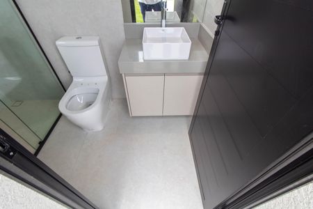 Casa de condomínio à venda com 350m², 4 quartos e 4 vagas Casa de condomínio à venda com 350m², 4 quartos e 4 vagasBANHEIRO DA ÁREA EXTERNA FUNDOS