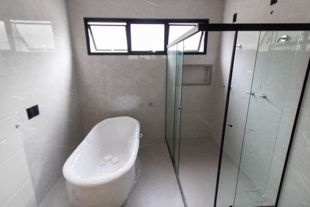 Casa de condomínio à venda com 350m², 4 quartos e 4 vagas Casa de condomínio à venda com 350m², 4 quartos e 4 vagasBANHEIRO DA SUITE MASTER