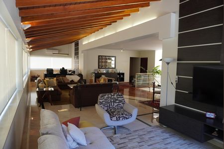 Casa de condomínio para alugar com 620m², 4 quartos e 6 vagasSala de TV - Piso Superior