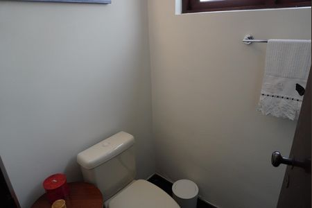 Casa de condomínio para alugar com 620m², 4 quartos e 6 vagaslavabo
