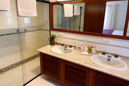 Casa de condomínio para alugar com 620m², 4 quartos e 6 vagas Casa de condomínio para alugar com 620m², 4 quartos e 6 vagasBanheiro da Suíte 4 - Principal