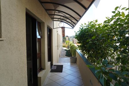 Casa de condomínio para alugar com 620m², 4 quartos e 6 vagasCorredor