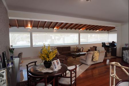 Casa de condomínio para alugar com 620m², 4 quartos e 6 vagasSala Intima - Piso Superior