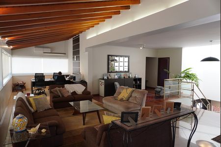 Casa de condomínio para alugar com 620m², 4 quartos e 6 vagasSala Intima - Piso Superior